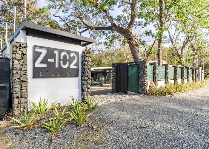 Z102 Studios, 4 Industrial W Pool! Apartamento *
