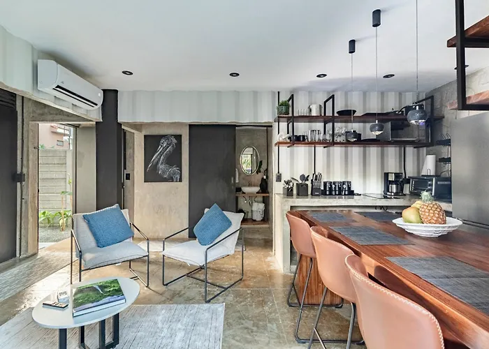 Z102 Studios, 4 Industrial W Pool! Apartamento