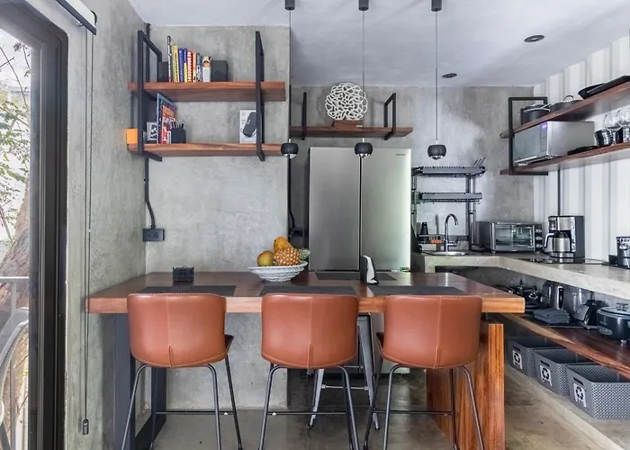 Z102 Studios, 4 Industrial W Pool! Apartamento