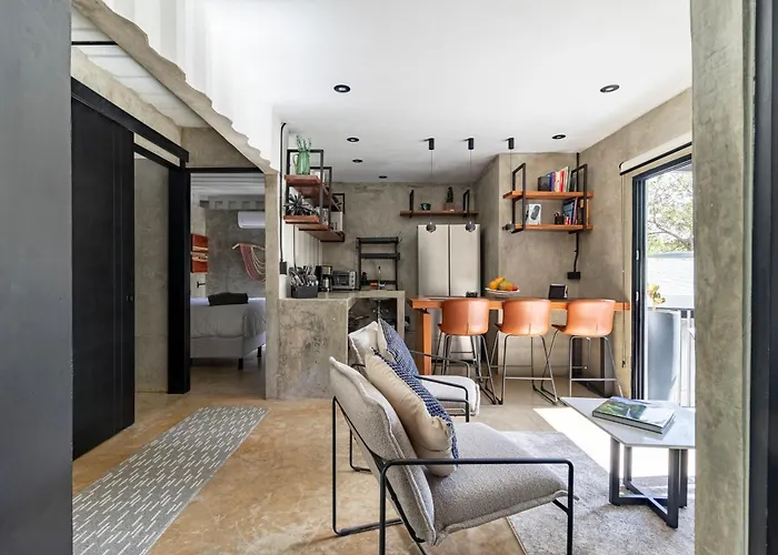 Z102 Studios, 4 Industrial W Pool! Apartamento *