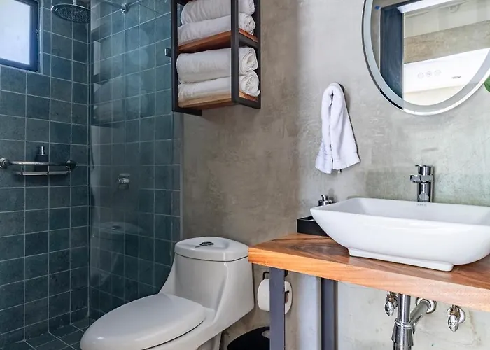 Z102 Studios, 4 Industrial W Pool! Apartamento
