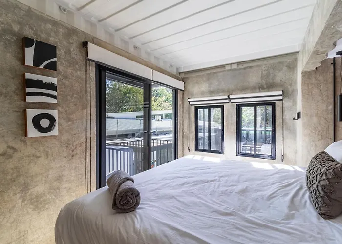 Z102 Studios, 4 Industrial W Pool! Apartamento